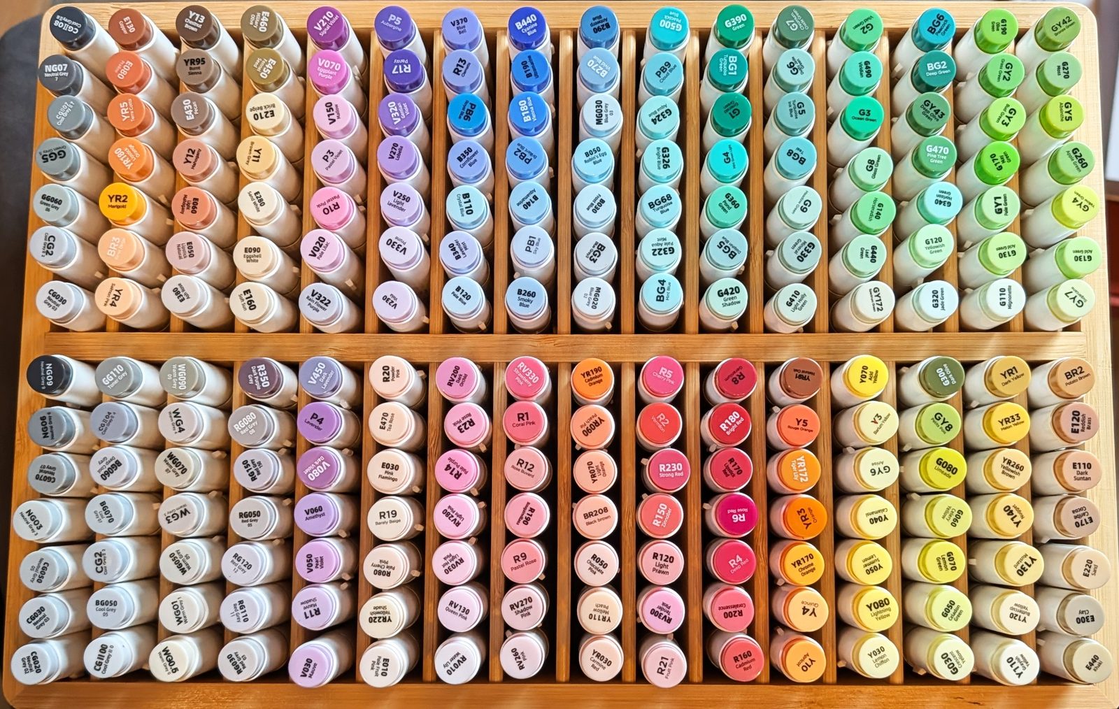 A reorganised set of Ohuhu alcohol markers, sorted by colour